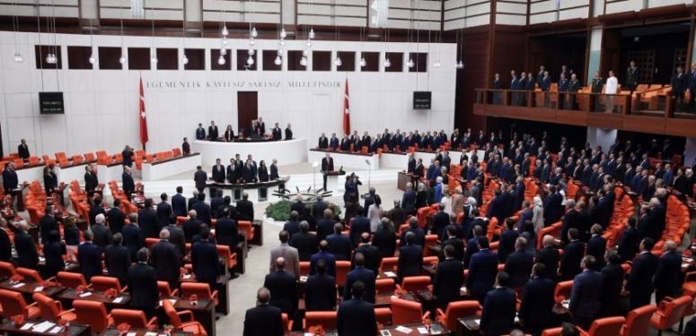 TBMM Kimin Meclisi:Bir Yılda Halk Yararına Tek 1 Yasa Çıkmadı!