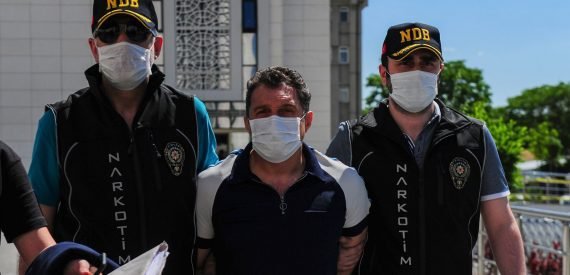 Emniyet Müdürü Makam Aracını Uyuşturucu Kaçakçısına Tahsis Etmiş!