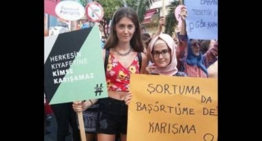 kutuphaneye_sortla_giden_kadina_ayrimcilik_h129924_e678f