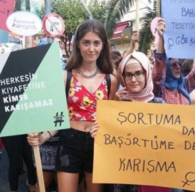 kutuphaneye_sortla_giden_kadina_ayrimcilik_h129924_e678f