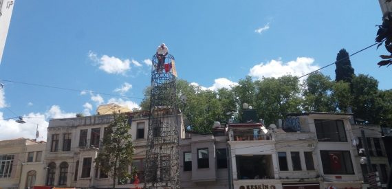 Taksim’de ‘Geçinemiyorum’ Diyen Yurttaştan İntihar Girişimi