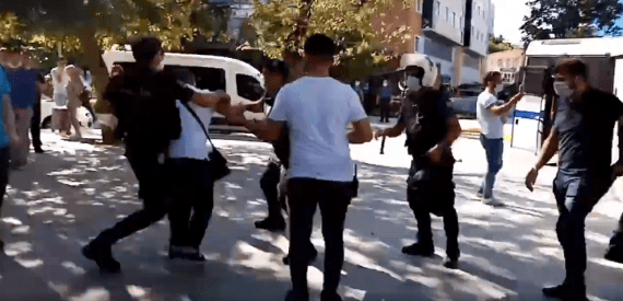 Ölüm Orucundaki Avukat Ebru Timtik için Nöbete Polis Saldırısı