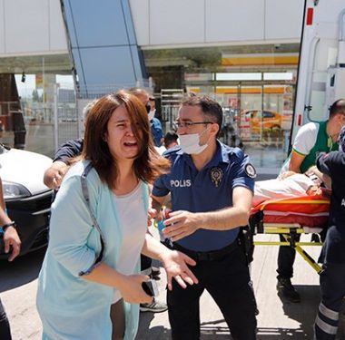 ankara-bir-erkek-esini-calistigi-benzincide-oldurdu-764949-5