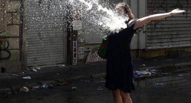 siyah-elbiseli-kadinin-yabanci-uyruklu-olmasi_465041