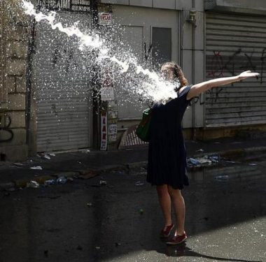 siyah-elbiseli-kadinin-yabanci-uyruklu-olmasi_465041