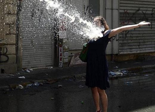 siyah-elbiseli-kadinin-yabanci-uyruklu-olmasi_465041