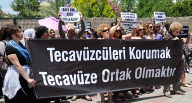 kadinlar-adliye-cikisi-tecavuz-saniklarina-2756904_osd