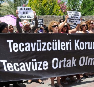 kadinlar-adliye-cikisi-tecavuz-saniklarina-2756904_osd