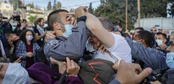 İsrail Polisi, Barış Yanlısı İsraillileri ve Vekili Darp Ederek Gözaltına Aldı