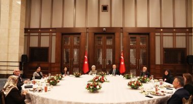Siyasi İktidarın Aymazlığı: Toplu İftarları Yasaklayan Erdoğan, Toplu İftar Yaptı 12 650x344-baskan-erdogan-sehit-aileleri-ile-iftar-programinda-bir-araya-geldi-1618335671155
