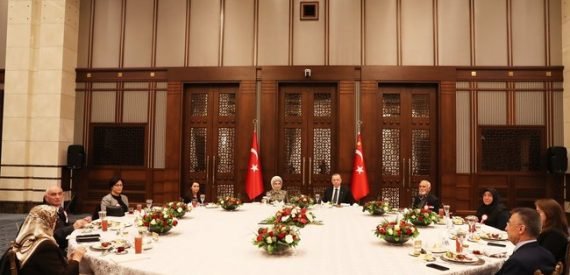Siyasi İktidarın Aymazlığı: Toplu İftarları Yasaklayan Erdoğan, Toplu İftar Yaptı