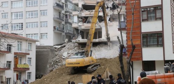 Yüzlerce İnsan Evsiz Kaldı, Eşyalarını Alamadan Evleri Yıkıldı