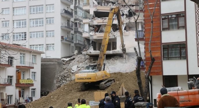 Yüzlerce İnsan Evsiz Kaldı, Eşyalarını Alamadan Evleri Yıkıldı