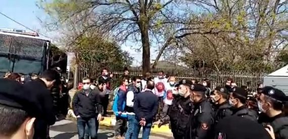 Hakkını Arayan İşçilere Yine Polis Barikatı, Yine Gözaltı!