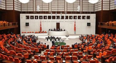 ‘Güvenlik Soruşturması’ Teklifi Yeniden Görüşülüyor: Birinci Bölümü Kabul Edildi 4 akp-nin-reddedilen-guvenlik-sorusturmasi-teklifi-yeniden-gorusulmeye-baslandi-861526-5