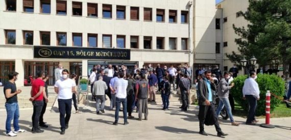 Elektrikleri Kesildiği için Tarlalarını Sulayamayan Çiftçiler DSİ’yi Bastı