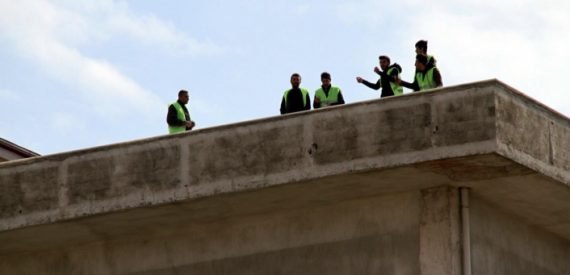 İşçilerden Çatıda Eylem: Bu Gördüğünüz Binaların Hepsinde Bizim Emeğimiz Var