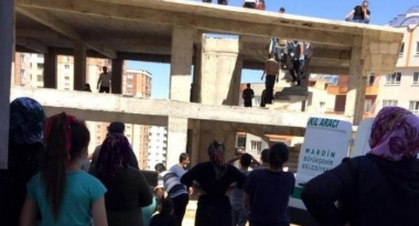 insaattan-dusen-isci-hayatini-kaybetti