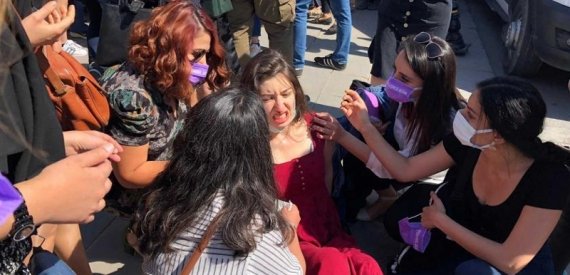 Adliye Önünde Açıklama Yapmak İsteyen Kadınlara Saldırı