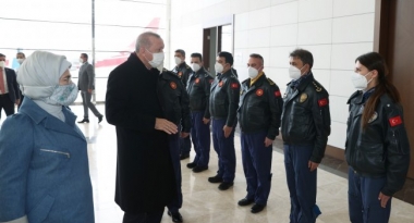 cumhurbaskani-recep-tayyip-erdogan-havaalaninda-kendisini-karsilayan-pilot