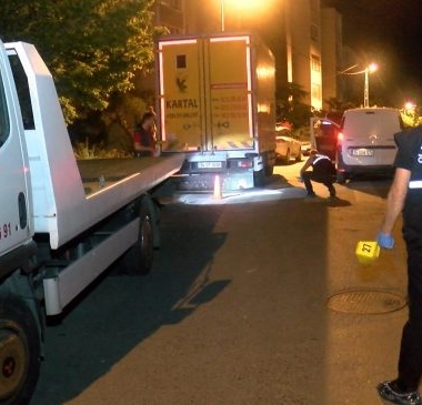 Maltepe’de Kalaşnikoflu Çatışma 9 maltepede-iki-grup-arasinda-kalasnikoflu-catisma-1i-agir-2-yarali_1840_dhaphoto1-680x365_c