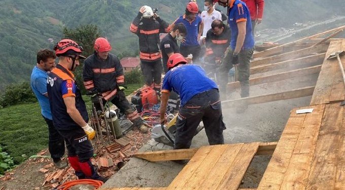 İnşaata Yıldırım Düştü: 2 İşçi Enkaz Altında Kaldı