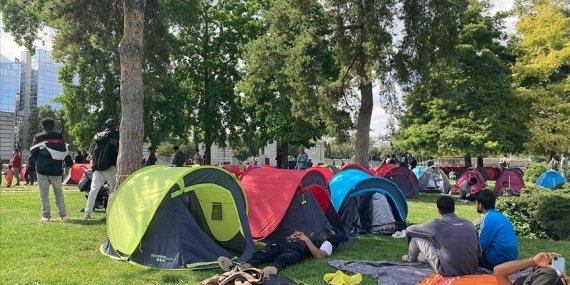 Fransa’da Sokaklarda Kalan 600 Göçmen ve Evsiz Paris Valiliği Önünde Çadır Kurdu