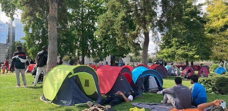 Fransa’da Sokaklarda Kalan 600 Göçmen ve Evsiz Paris Valiliği Önünde Çadır Kurdu