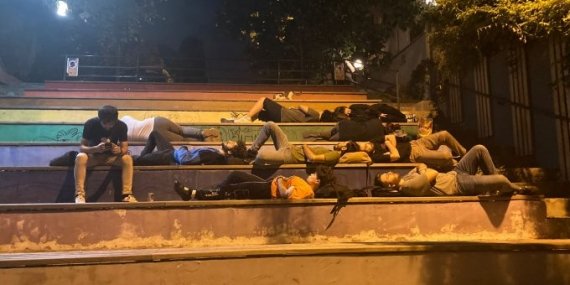 Yurtlarda Yer Yok, Kiralar Ateş Pahası: ‘Barınamıyoruz’ Diyen Öğrenciler Sokakta Sabahladı