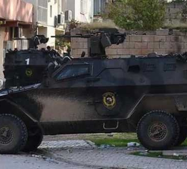 mardin-de-bir-cocuk-zirhli-aracin-altinda-kalarak-yasamini-yitirdi-1486657506