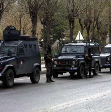 polis-diyarbakir-zirhli-arac-hakaret1-1024x682