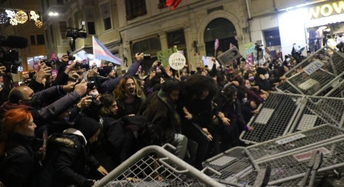 Kadınlar Sokaklardan Haykırdı: Susmuyoruz, Korkmuyoruz, İtaat Etmiyoruz!