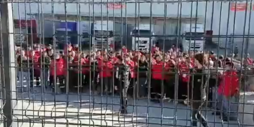 Migros'ta İşçiler İş Bıraktı: Depoya Çok Sayıda Polis ve TOMA Getirildi 7 Screenshot_1