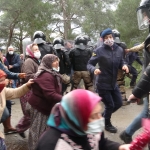 Altın Madenine Karşı Yaşam ve Tarım Alanlarını Savunan Köylüler Barikatı Aştı, İş Makinasını Durdurdu 16 FIwwJ_9WYAUbYdf