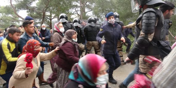Altın Madenine Karşı Yaşam ve Tarım Alanlarını Savunan Köylüler Barikatı Aştı, İş Makinasını Durdurdu