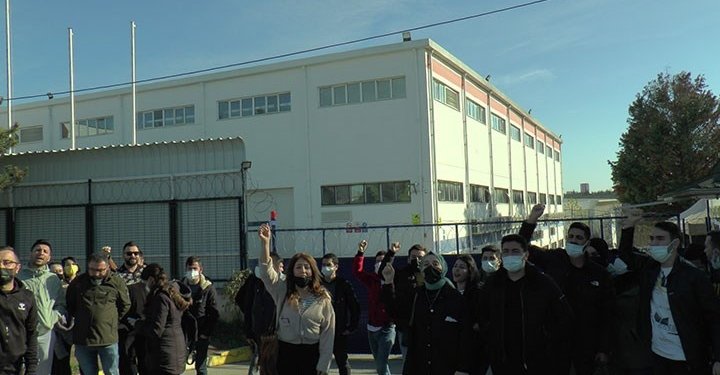Oppo’da Yüzlerce İşçi İşten Atıldı: İşçiler Fabrika Önünde Eyleme Geçti