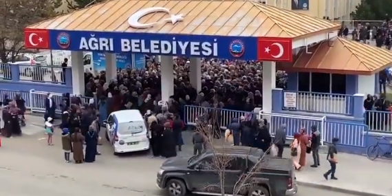 Ağrı’da Belediyenin Bayram Şekeri Dağıtımında İzdiham Yaşandı