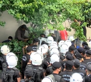Yüzlerce Polis Rantsal Dönüşüm için Tozkoparan'ı Kuşattı 5 tozkoparan-da-kentsel-donusum-direnisine-biber-gazli-mudahale_1dbd3
