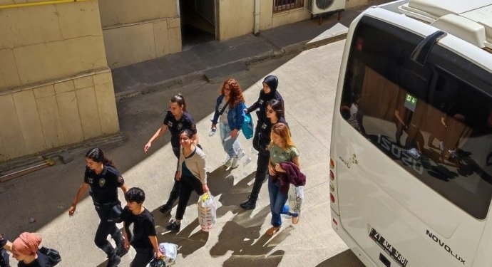 Diyarbakır’da Ev Baskınlarıyla Gözaltına Alınan 20’si Gazeteci, 22 Kişi Adliyede