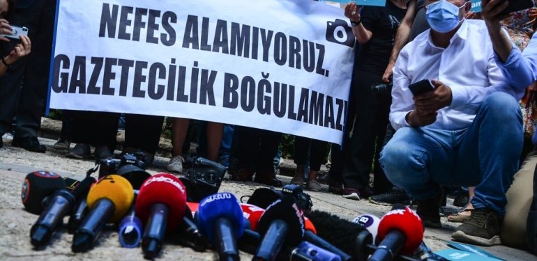 Diyarbakır’da Ev Baskınlarıyla En Az 30 Gazeteci Gözaltına Alındı