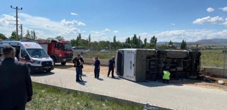 İşçileri Taşıyan Minibüs Devrildi: 15 Yaralı