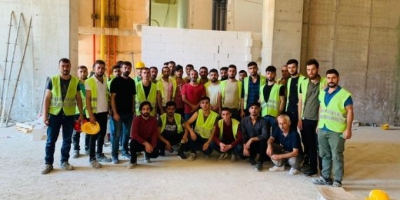 Ücretleri Ödenmeyen İnşaat İşçileri Ofisi Bastı