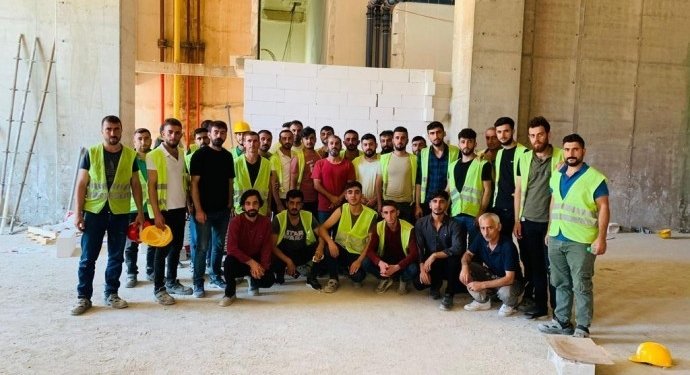 Ücretleri Ödenmeyen İnşaat İşçileri Ofisi Bastı