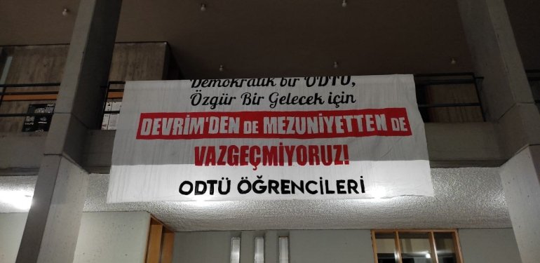ODTÜ’lülerden Rektörlük Önünde Eylem: Devrimden de Mezuniyetten de Vazgeçmiyoruz