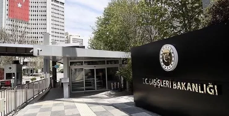 İç İşleri Bakanlığı: Bayanlar Tırnak Uzatamaz, Saç Modelleri ve Renklerinde Abartıya Kaçamaz