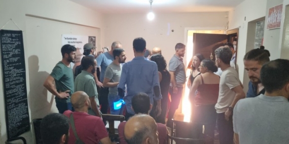 İzmir ESP Binasına Polis Baskını: 21 Gözaltı