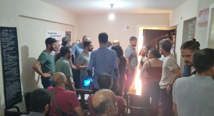 İzmir ESP Binasına Polis Baskını: 21 Gözaltı