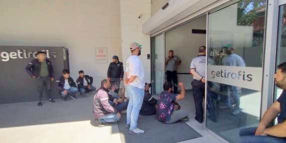 Getir Kuryelerinden Genel Merkez Önünde Oturma Eylemi