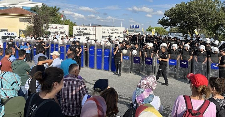 ETF’de 350 İşçiyi Tazminatsız İşten Çıkaran Patron Mallarını Kaçırsın Diye Polis İşçilere Saldırdı