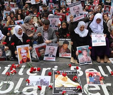 raw_cumartesi-annelerinin-eylemi